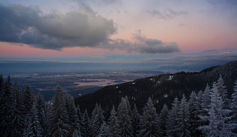 Der Erdschatten verfärbt den Himmel Richtung Murnau