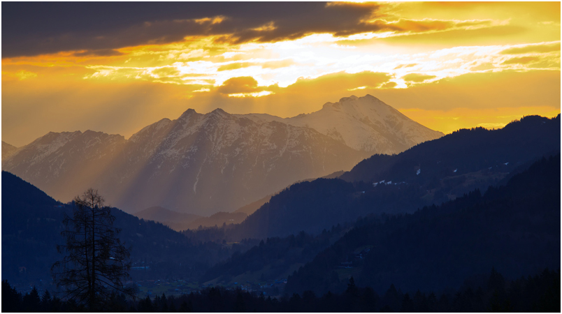 Blick über Garmisch-Partenkirchen ins Karwendel